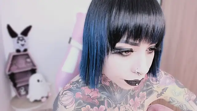 Snapshot of shes_creepy chatting on 04.28.26 shes creepy online show from 04.28.26