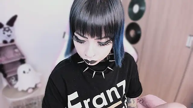 Snapshot of shes_creepy chatting on 05.05.26 shes creepy online show from 05.05.26