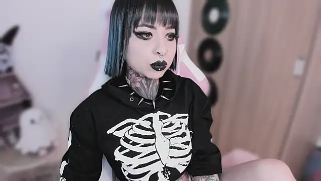 Snapshot of shes_creepy chatting on 05.11.26 shes creepy online show from 05.11.26