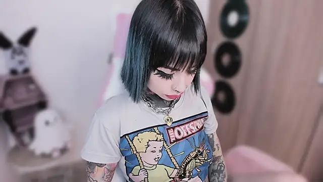 Snapshot of shes_creepy chatting on 05.13.26 shes creepy online show from 05.13.26