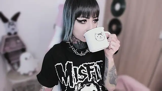 Snapshot of shes_creepy chatting on 05.15.26 shes creepy online show from 05.15.26