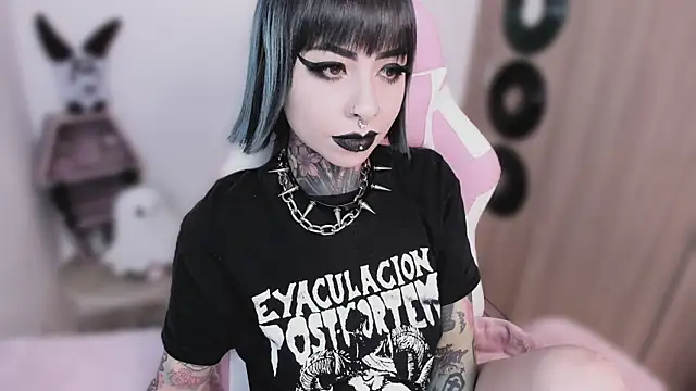Snapshot of shes_creepy chatting on 05.16.26 shes creepy online show from 05.16.26
