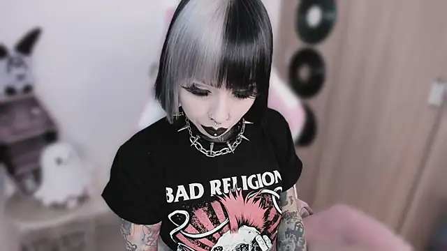 Snapshot of shes_creepy chatting on 05.22.26 shes creepy online show from 05.22.26