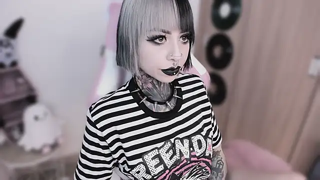 Snapshot of shes_creepy chatting on 05.26.26 shes creepy online show from 05.26.26