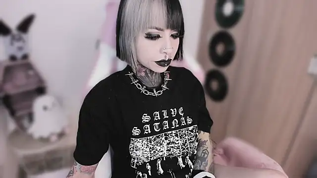 Snapshot of shes_creepy chatting on 05.28.26 shes creepy online show from 05.28.26