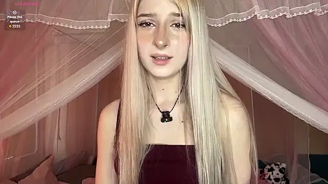 Snapshot of OnlyEva1 chatting on 05.20.26 OnlyEva1 online show from 05.20.26
