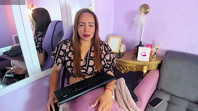 Helenn Moore online show from 06.19.26
