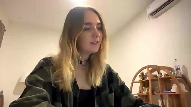 Snapshot of RoxyWet chatting on 03.15.26 RoxyWet online show from 03.15.26
