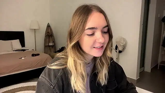 Snapshot of RoxyWet chatting on 03.23.26 RoxyWet online show from 03.23.26