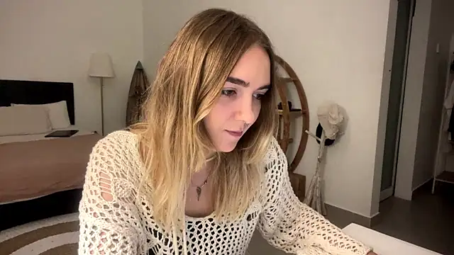 Snapshot of RoxyWet chatting on 03.25.26 RoxyWet online show from 03.25.26