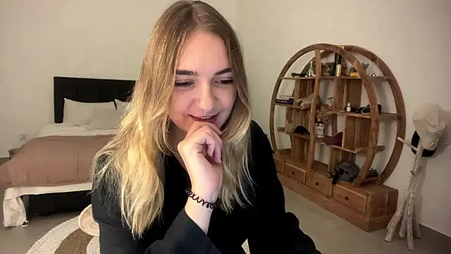 Snapshot of RoxyWet chatting on 03.27.26 RoxyWet online show from 03.27.26