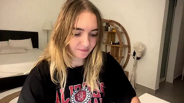 Snapshot of RoxyWet chatting on 03.29.26 RoxyWet online show from 03.29.26