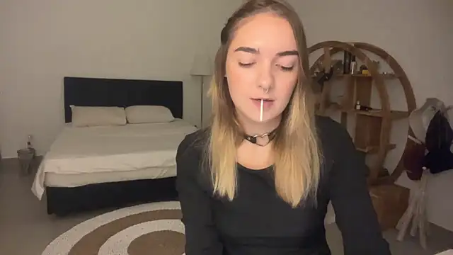 Snapshot of RoxyWet chatting on 03.31.26 RoxyWet online show from 03.31.26