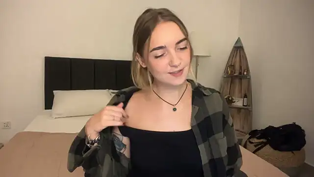 Snapshot of RoxyWet chatting on 04.01.26 RoxyWet online show from 04.01.26