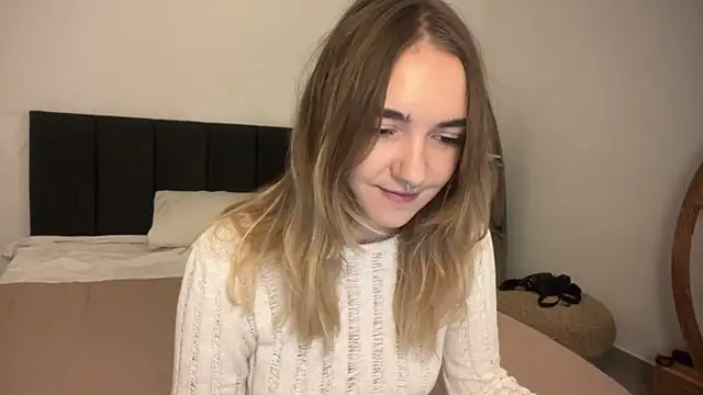 Snapshot of RoxyWet chatting on 04.03.26 RoxyWet online show from 04.03.26
