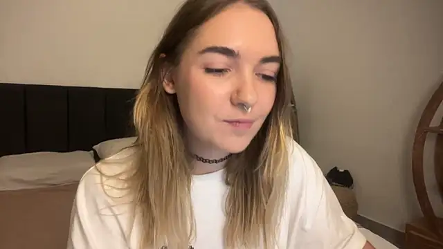Snapshot of RoxyWet chatting on 04.15.26 RoxyWet online show from 04.15.26