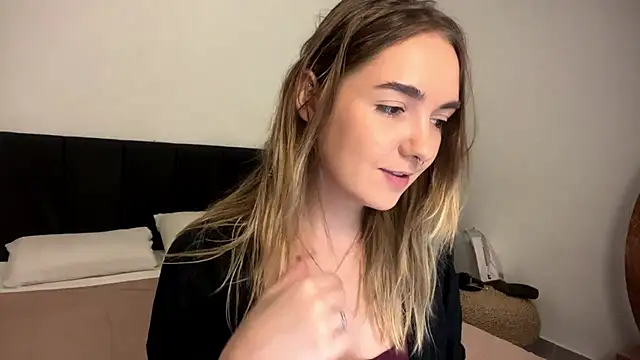 Snapshot of RoxyWet chatting on 04.17.26 RoxyWet online show from 04.17.26