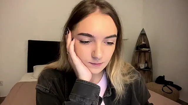 Snapshot of RoxyWet chatting on 04.19.26 RoxyWet online show from 04.19.26