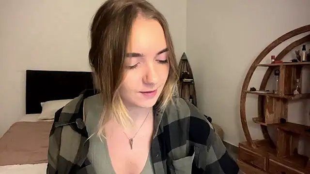 Snapshot of RoxyWet chatting on 04.20.26 RoxyWet online show from 04.20.26