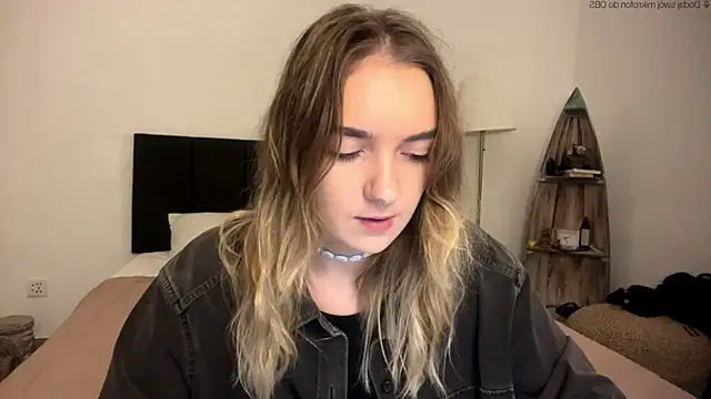Snapshot of RoxyWet chatting on 04.21.26 RoxyWet online show from 04.21.26