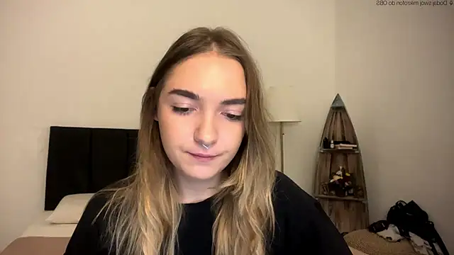 Snapshot of RoxyWet chatting on 04.24.26 RoxyWet online show from 04.24.26