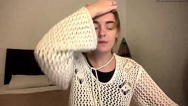 Snapshot of RoxyWet chatting on 04.29.26 RoxyWet online show from 04.29.26