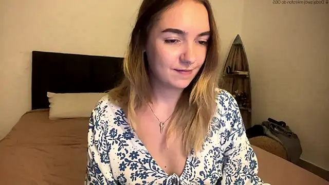 Snapshot of RoxyWet chatting on 04.30.26 RoxyWet online show from 04.30.26