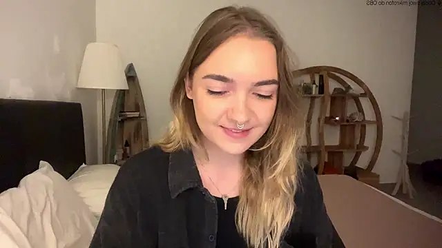 Snapshot of RoxyWet chatting on 05.14.26 RoxyWet online show from 05.14.26