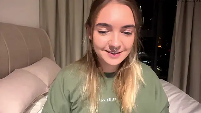 Snapshot of RoxyWet chatting on 05.22.26 RoxyWet online show from 05.22.26