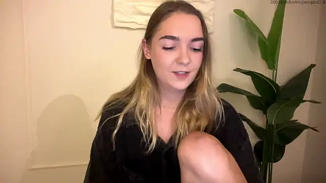 Snapshot of RoxyWet chatting on 05.31.26 RoxyWet online show from 05.31.26