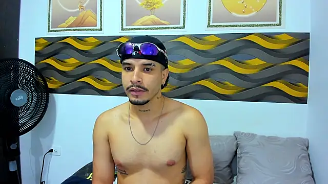 Snapshot of Leon_Hotx chatting on 04.08.26 Leon Hotx online show from 04.08.26