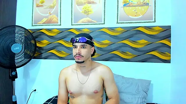 Snapshot of Leon_Hotx chatting on 04.24.26 Leon Hotx online show from 04.24.26