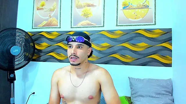 Snapshot of Leon_Hotx chatting on 04.25.26 Leon Hotx online show from 04.25.26