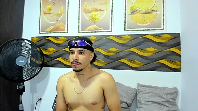 Snapshot of Leon_Hotx chatting on 04.28.26 Leon Hotx online show from 04.28.26