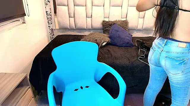 Snapshot of Keyla_Brunette_ chatting on 04.19.26 Keyla Brunette online show from 04.19.26