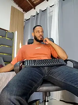 Snapshot of Oliver_bigblack_cock chatting on 04.24.26 Oliver bigblack cock online show from 04.24.26