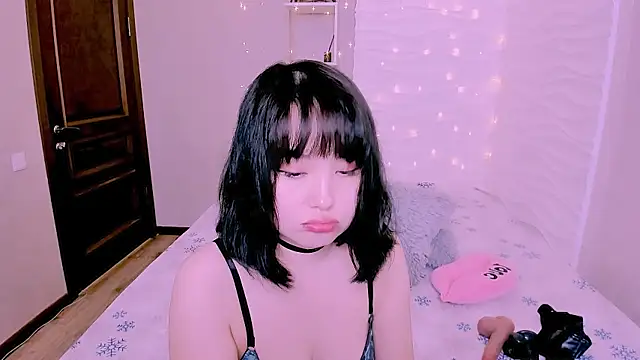 Akiko Yun online show from 01.10.26