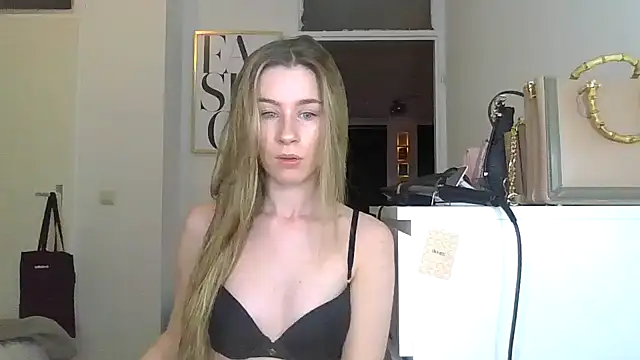 Snapshot of GoldenHoney chatting on 03.14.26 GoldenHoney online show from 03.14.26