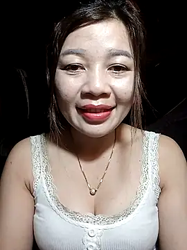 Snapshot of Yiyi102300 chatting on 04.02.26 Yiyi102300 online show from 04.02.26