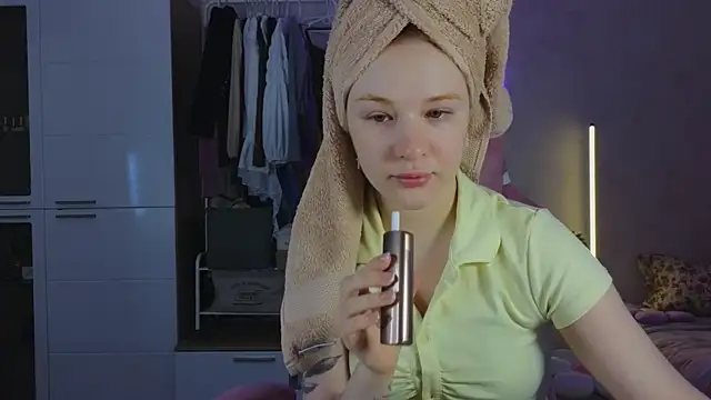 Snapshot of GoldenSunBunny chatting on 04.24.26 GoldenSunBunny online show from 04.24.26
