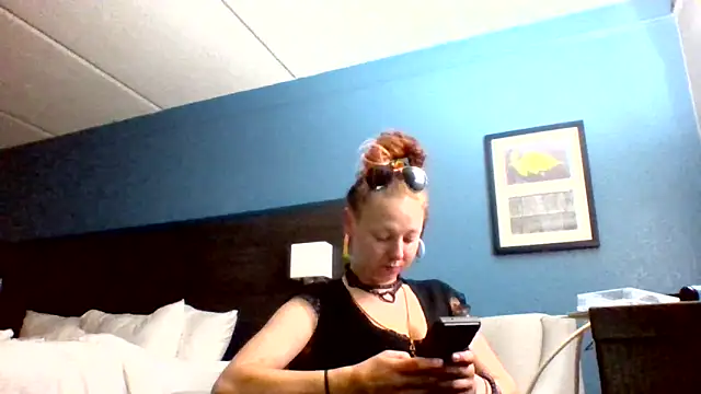 Snapshot of Ambionce chatting on 04.18.26 Ambionce online show from 04.18.26