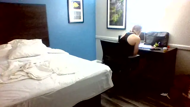 Snapshot of Ambionce chatting on 04.20.26 Ambionce online show from 04.20.26