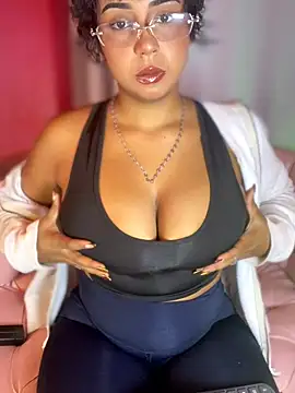 Snapshot of SamaraDesire chatting on 05.17.26 SamaraDesire online show from 05.17.26