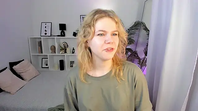 Snapshot of ElizabethVane chatting on 05.19.26 ElizabethVane online show from 05.19.26