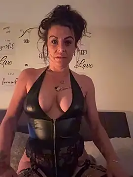 Snapshot of Eviehudson chatting on 04.30.26 Eviehudson online show from 04.30.26