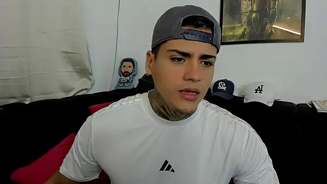 Snapshot of sweetlatinoboy chatting on 04.10.26 sweetlatinoboy online show from 04.10.26