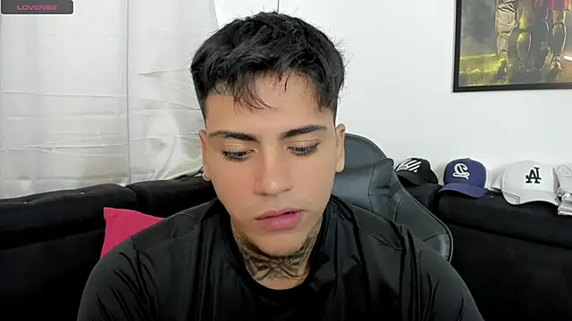 Snapshot of sweetlatinoboy chatting on 04.15.26 sweetlatinoboy online show from 04.15.26