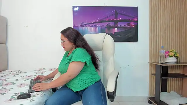 Snapshot of Reina_Mia1 chatting on 04.16.26 Reina Mia1 online show from 04.16.26