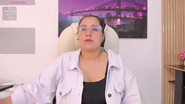 Snapshot of Reina_Mia1 chatting on 04.17.26 Reina Mia1 online show from 04.17.26