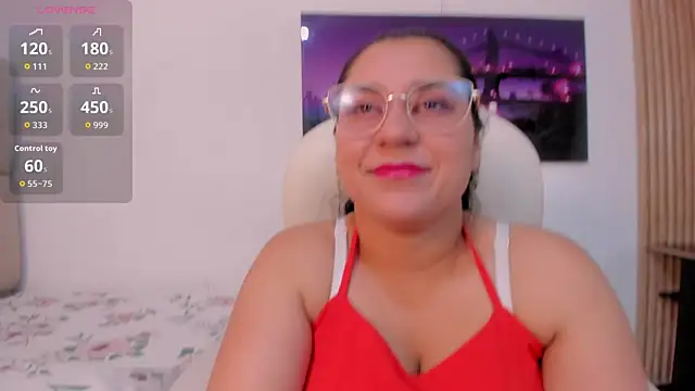 Snapshot of Reina_Mia1 chatting on 04.26.26 Reina Mia1 online show from 04.26.26